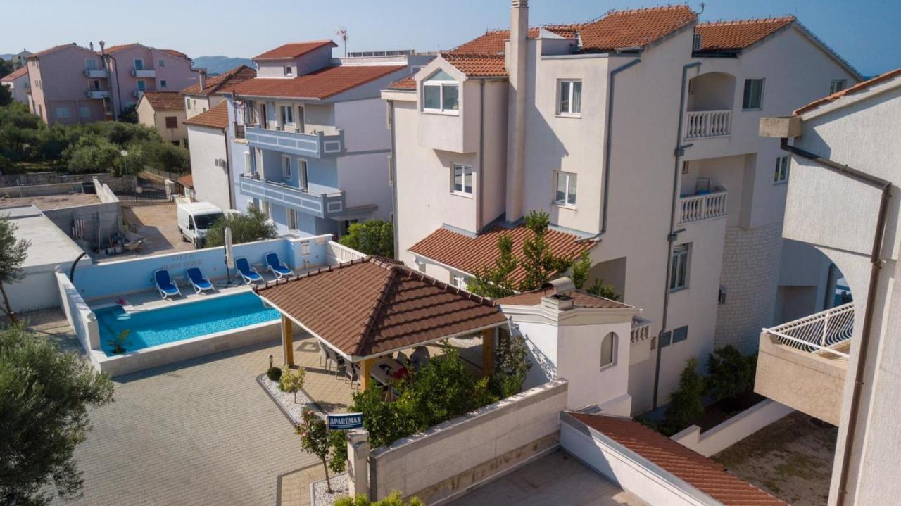שיבניק Apartments Plavi Biser מראה חיצוני תמונה